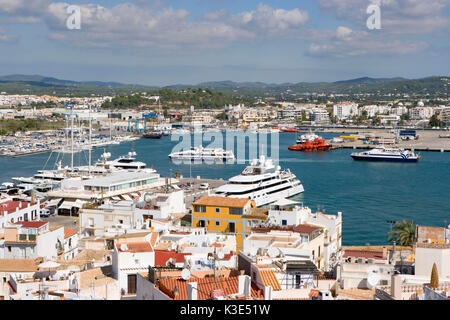 Eivissa, der Hauptstadt von Ibiza, Blick über die Dächer der Altstadt, den Hafen und das Hinterland Stockfoto