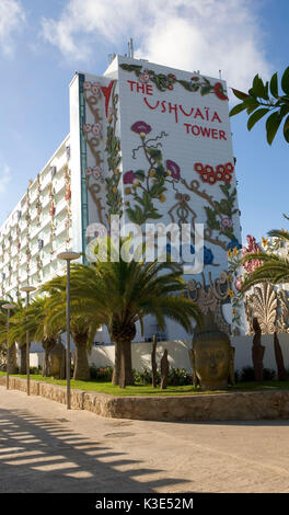 Platja d'en Bossa-Fassade des Hotels die Ushuaia-Tower - beliebter Touristenort - schöner, 3 km langer dem Strand - reges Nachtleben - viele Diskoth Stockfoto