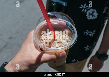 Kaffee mit Eis in der Hand Stockfoto