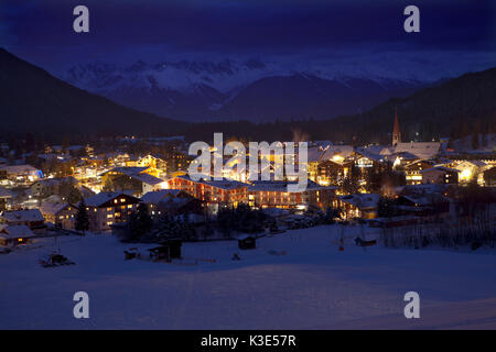 Österreich, Tirol, Seefeld, Dorfblick bei Nacht, Stockfoto