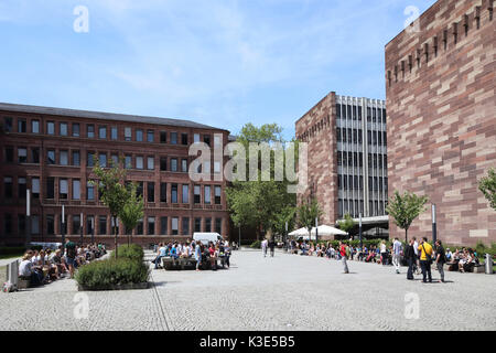 Deutschland, Baden-Württemberg, Freiburg im Breisgau, Universität, außerhalb, Studenten, Stockfoto