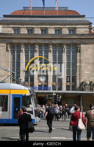 Deutschland, Sachsen, Leipzig, Hauptbahnhof, Passanten, Außen, Stockfoto
