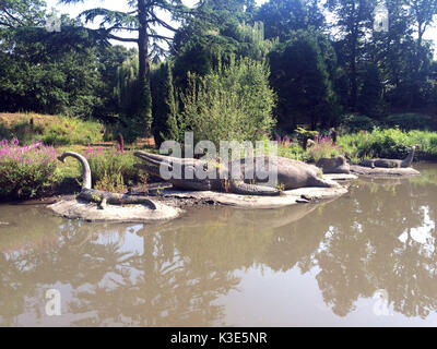 Foto muss Gutgeschrieben © Alpha Presse 066465 25/08/2018 Dinosaurier werden Statuen, die in Crystal Palace Park London Stockfoto