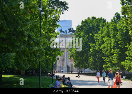 Schöne Arco del Tempo auf der Piazza Sempione, der Eingang zum berühmten Parco Sempione, dem grünen Herzen von Mailand in Italien. Stockfoto