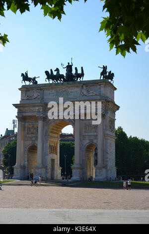 Schöne Arco del Tempo auf der Piazza Sempione, der Eingang zum berühmten Parco Sempione, dem grünen Herzen von Mailand in Italien. Stockfoto