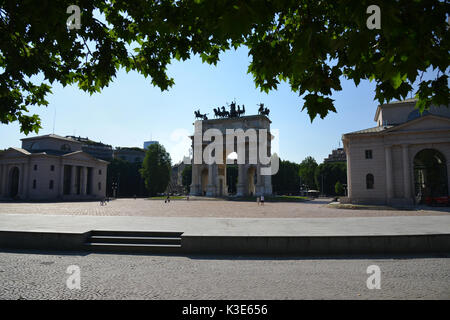 Schöne Arco del Tempo auf der Piazza Sempione, der Eingang zum berühmten Parco Sempione, dem grünen Herzen von Mailand in Italien. Stockfoto