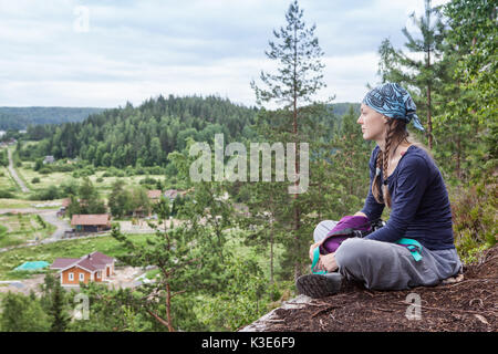 Freiheit reisende Frau sitzt auf der Spitze der Berge und eine wunderbare Natur genießen. Junge Mädchen auf Peak Mountain mit perfekter Aussicht. travel Concept Stockfoto