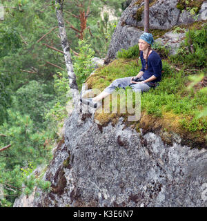 Freiheit reisende Frau sitzt auf der Spitze der Berge und eine wunderbare Natur genießen. Junge Mädchen auf Peak Mountain mit perfekter Aussicht. travel Concept Stockfoto