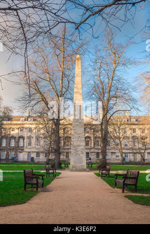 Queen Square Bath UK, der Obelisk und der Garten am Queen Square, Bath, England, Großbritannien, wurden 1738 von dem Architekten John Wood entworfen. Stockfoto