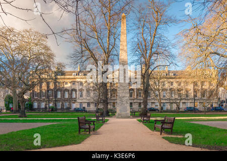 Queen Square Badewanne UK, der Obelisk und Garten in Queen Square, Bath, England, von dem Architekten John Wood im Jahr 1738 konzipiert. Stockfoto