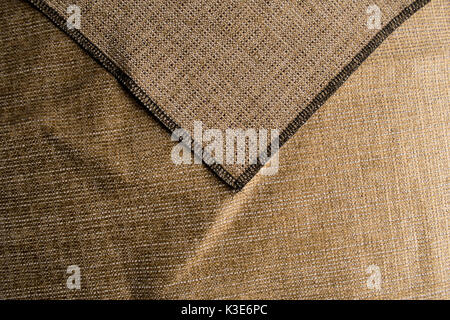 Zerknitterte Stoff Textur der natürlichen Beige- und Brauntönen Stoff, Stoff und Möbel Hintergrund Textil. Stockfoto