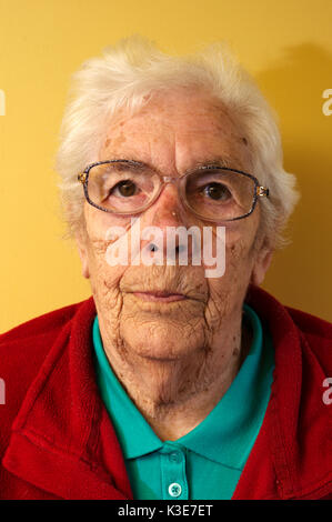 Ältere Frau leiden Anblick Verlust von Makuladegeneration Stockfoto