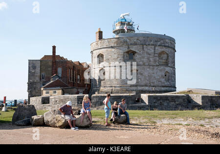 Touristen in Calshot Castle, und Küstenwache Turm auf Calshot Spit Hampshire England UK. August 2017 Stockfoto