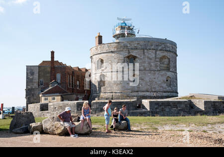 Touristen in Calshot Castle, und Küstenwache Turm auf Calshot Spit Hampshire England UK. August 2017 Stockfoto