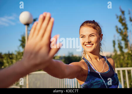 Runner Mädchen hoch fünf im Park. Stockfoto