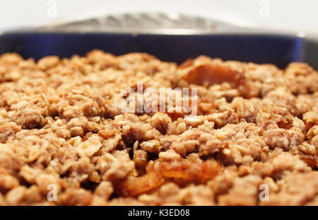 Ein Blick von Oben auf ein warmes Gericht von Apple Crisp Stockfoto