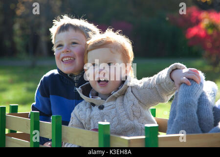 Zwei Jungen Fahrt und Lachen in einem Wagen Stockfoto