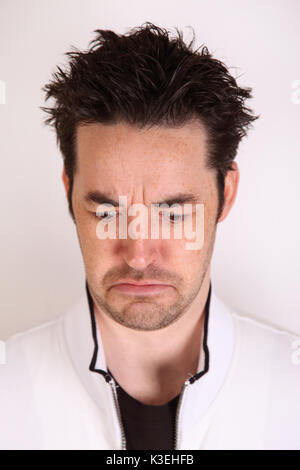 Mann schaut traurig und verwirrt Stockfoto