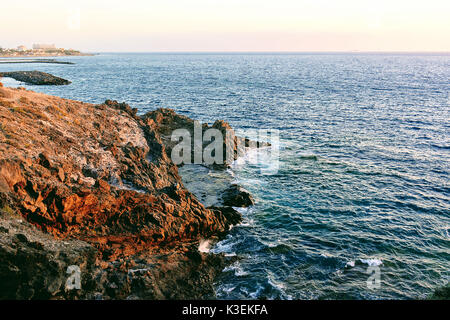 Wundervolle Sonnenuntergang auf Teneriffa, im Süden der Insel. Der Blick auf den Atlantik ist atemberaubend. Stockfoto
