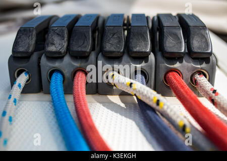 Schote, Seile, Platten, Spille, klampe Bausteine, Riemenscheiben, - Segel Yacht Equipment und Lösungen auf der Yacht. Nautische Welt. Stockfoto