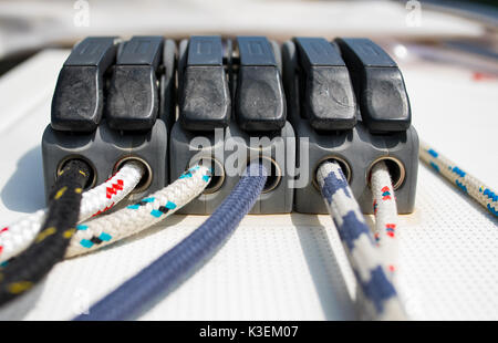 Schote, Seile, Platten, Spille, klampe Bausteine, Riemenscheiben, - Segel Yacht Equipment und Lösungen auf der Yacht. Nautische Welt. Stockfoto