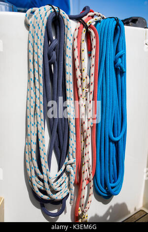 Schote, Seile, Platten, Spille, klampe Bausteine, Riemenscheiben, - Segel Yacht Equipment und Lösungen auf der Yacht. Nautische Welt. Stockfoto