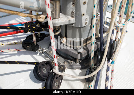 Schote, Seile, Platten, Spille, klampe Bausteine, Riemenscheiben, - Segel Yacht Equipment und Lösungen auf der Yacht. Nautische Welt. Stockfoto