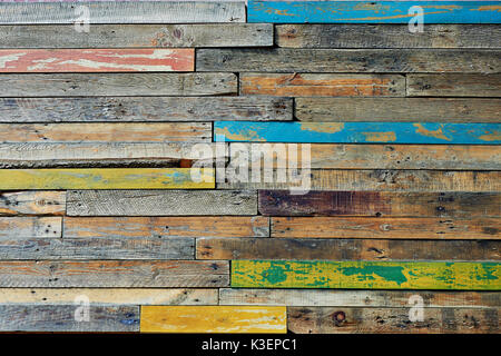 Textureinheiten, mehrfarbige Holzzaun oder Fußboden aus Holz, in fröhlichen Farben bemalt. Stockfoto