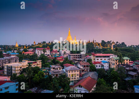 Tolle Aussicht auf den Sonnenuntergang von der Shwedagon Pagode Stockfoto