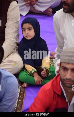 Srinagar, Kashmir. 02 Sep, 2017. Kaschmiri bietet Eid Al Zuha Gebete bei eidgah Srinagar in Kaschmir Kaschmir am Samstag, den 2. September 2017. Tausende von Menschen nahmen teil. Credit: Abbas Idrees/Pacific Press/Alamy leben Nachrichten Stockfoto