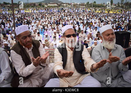 Srinagar, Kashmir. 02 Sep, 2017. Kaschmiri bietet Eid Al Zuha Gebete bei eidgah Srinagar in Kaschmir Kaschmir am Samstag, den 2. September 2017. Tausende von Menschen nahmen teil. Credit: Abbas Idrees/Pacific Press/Alamy leben Nachrichten Stockfoto