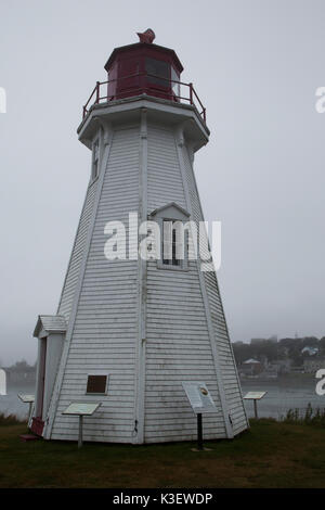 Mulholland Punkt Licht auf Campobello Island in New Brunswick, Kanada. Nebel umhüllt die Stadt Lubec in Maine, USA, auf der anderen Seite der Wasserstraße. Stockfoto