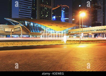 Dubai Metro Rail Station an der Sheikh Zayed Road in der Nacht Stockfoto