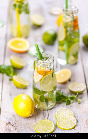 Limonade mit frischer Zitrone und Minze Blatt Stockfoto