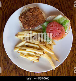 Fisch Burger und Pommes frites auf Campobello Island in New Brunswick, Kanada. Es ist eines der Gerichte am Kamin Restaurant zubereitet. Stockfoto