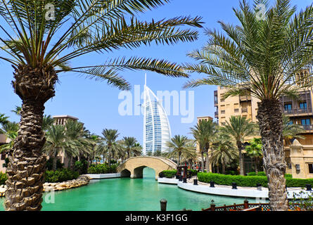 Madinat Jumeirah und das Burj Al Arab Hotel in Dubai Stockfoto