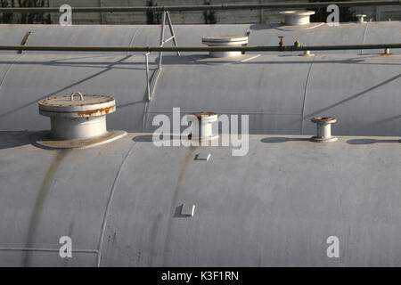 Die riesigen Lagertanks in einem Industriegebiet. Große Zylinder werden verwendet, um Gas während der Krisen oder Probleme zu erfassen. Stockfoto