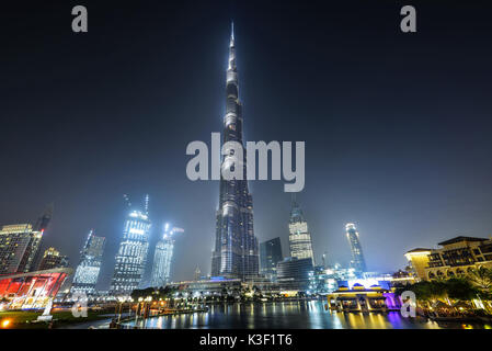 DUBAI, VEREINIGTE ARABISCHE EMIRATE - Okt 7, 2016: Der Burj Khalifa Tower bei Nacht. Dieser Wolkenkratzer ist der höchste Mann-Struktur in der Welt gemacht, Messung Stockfoto