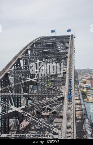 SYDNEY, NSW, Australien - NOVEMBER 20,2016: Brücke Bergsteiger auf die Sydney Harbour Bridge in Sydney, Australien. Stockfoto