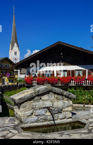 Deutschland, Bayern, Werdenfelser, Garmisch-Partenkirchen, Landkreis Garmisch, altes Haus, Blumenschmuck, gut, alte Pfarrkirche St. Martin Stockfoto