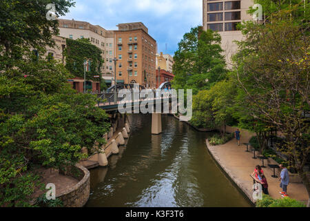 San Antonio, Texas - Juni 5, 2014: Menschen zu Fuß vom Riverwalk in San Antonio, Texas, USA Stockfoto