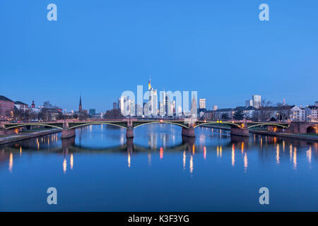 Frankfurter Skyline von flößerbrücke mit Ignatz-Bubis-Brücke, Frankfurt am Main, Hessen, Deutschland Stockfoto
