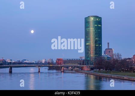 Westhafen Tower auf dem Ufer, Frankfurt am Main, Hessen, Deutschland Stockfoto