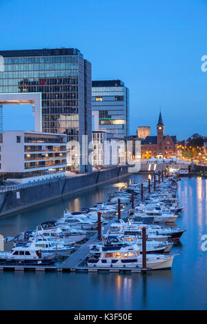 Yacht Hafen der Rheinauhafen (Rheinau Hafen), auf der linken die kranhäuser von Bothe Richter Teherani Architekten und alten Port Authority, Köln, Nordrhein-Westfalen, Deutschland Stockfoto