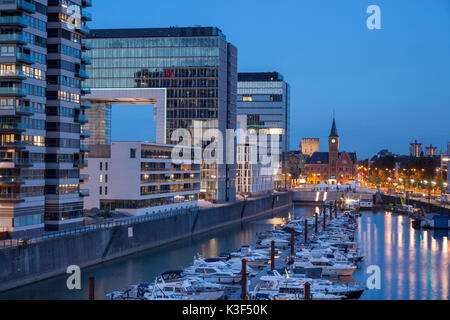 Yacht Hafen der Rheinauhafen (Rheinau Hafen), auf der linken die kranhäuser von Bothe Richter Teherani Architekten und alten Port Authority, Köln, Nordrhein-Westfalen, Deutschland Stockfoto