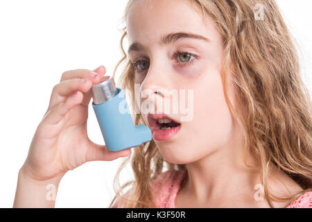 Kind mit Inhalator für Asthma. Weißer Hintergrund Stockfoto