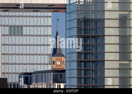 Turm der alten Port Authority zwischen Kran Häuser im Rheinauhafen (Rheinauer Hafen), Köln, Nordrhein-Westfalen, Deutschland Stockfoto