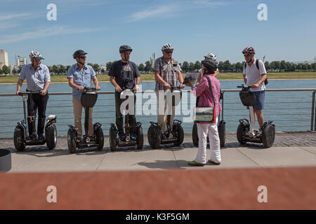 Segwaytour durch den Rheinauhafen (Rheinauer Hafen), Köln, Nordrhein-Westfalen, Deutschland Stockfoto