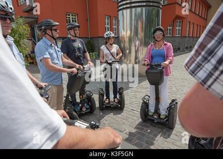 Segwaytour durch den Rheinauhafen (Rheinauer Hafen), Köln, Nordrhein-Westfalen, Deutschland Stockfoto