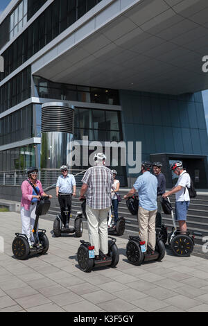 Segwaytour durch den Rheinauhafen (Rheinauer Hafen) mit Ana Maria Bermejo in Köln, Nordrhein-Westfalen, Deutschland Stockfoto